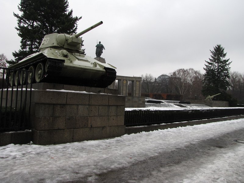 sovjet oorlogs monument.jpg - Vlak bij de Brandenburgertor en de Reichstag ligt het Sovjet monument dat meteen na de tweede wereldoorlog werd opgericht. Ook dit monument is tevens een begraafplaats voor Sovjet soldaten die stierven tijdens de slag om Berlijn. Opvallend is dat dit monument uiteindelijk aan de verkeerde (lees westelijke) kant van de muur terecht kwam.